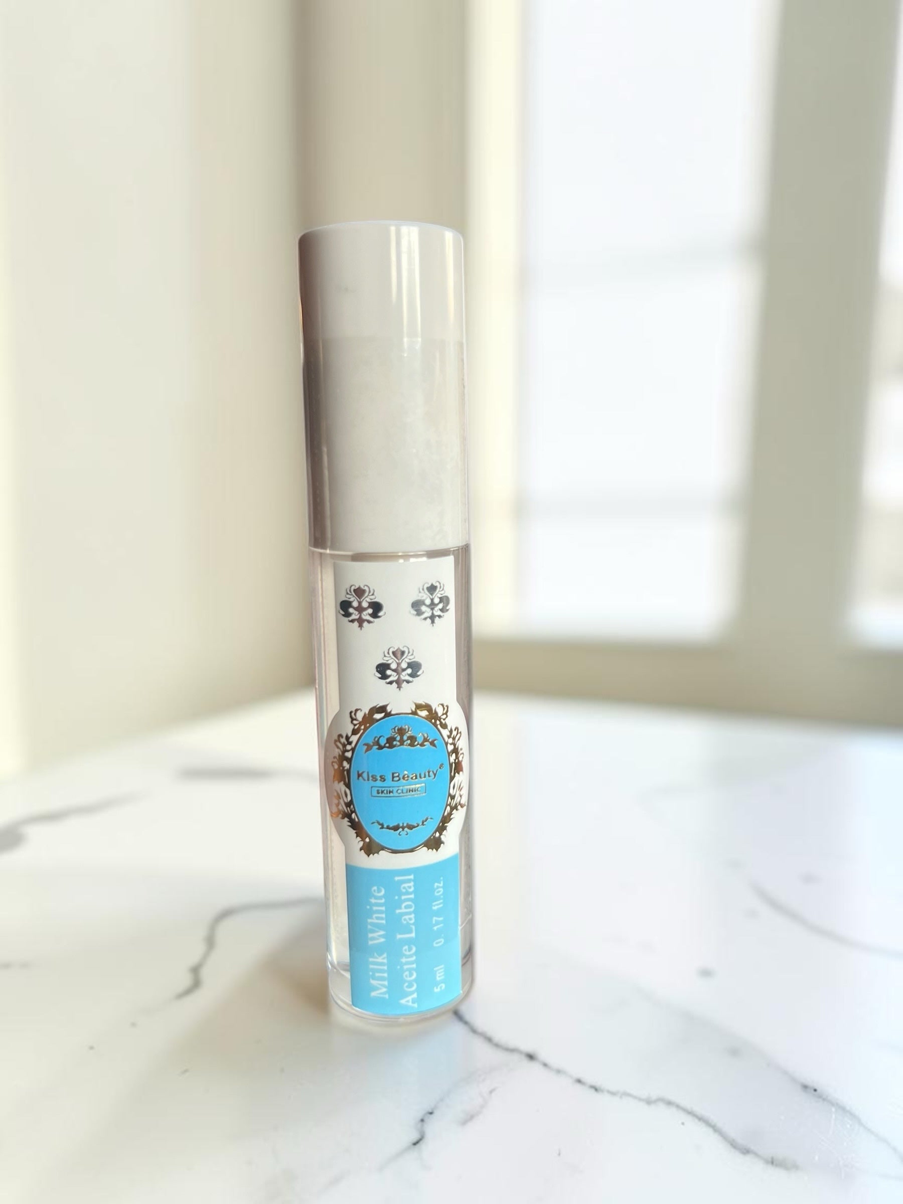 Aceite labial hidratante Milk White de Selsebil en envase transparente con aplicador para labios suaves y brillantes