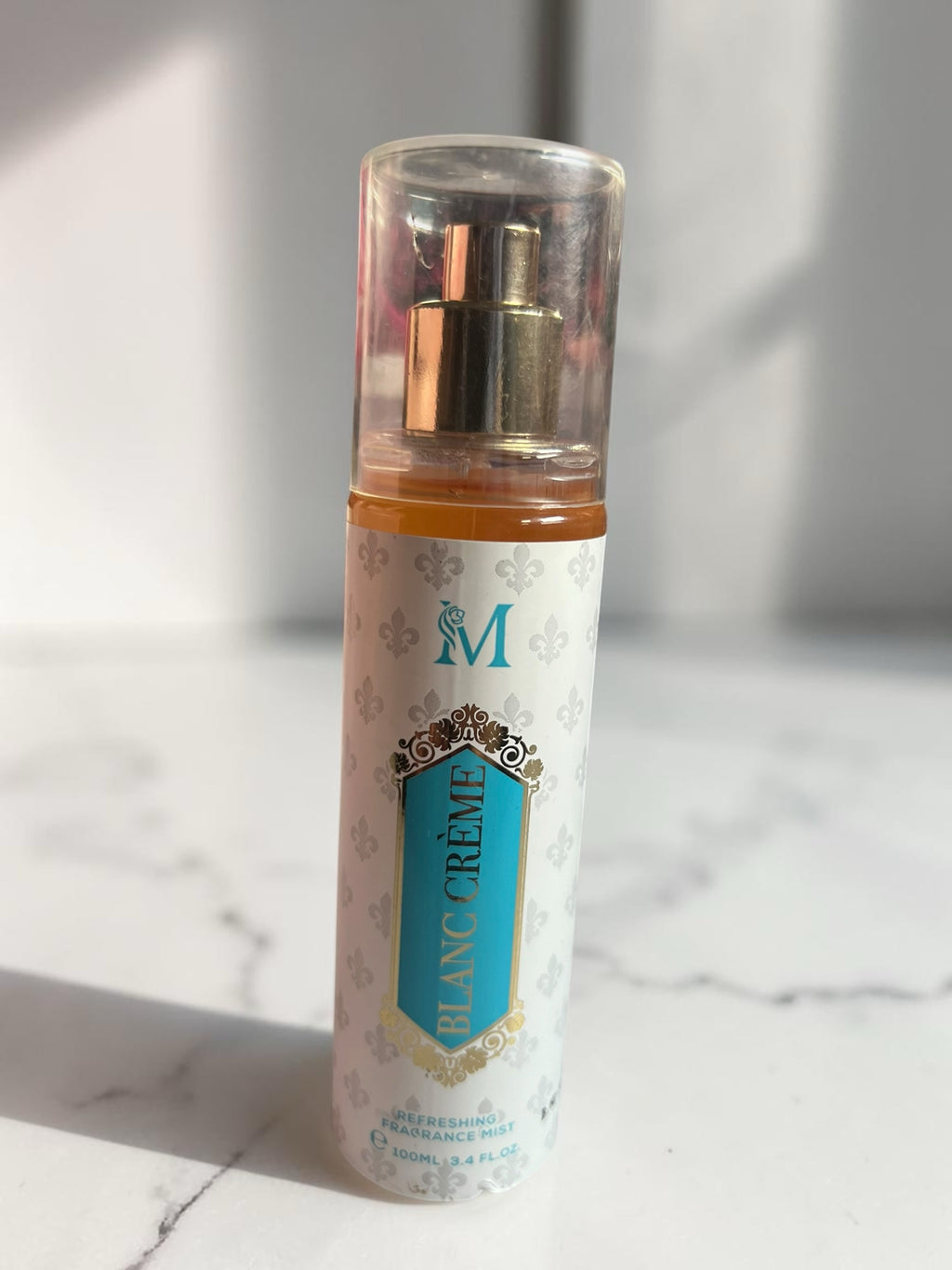 Bruma corporal Selsebil Blanc Creme de 100 ml con diseño elegante en tonos turquesa y dorado sobre fondo blanco