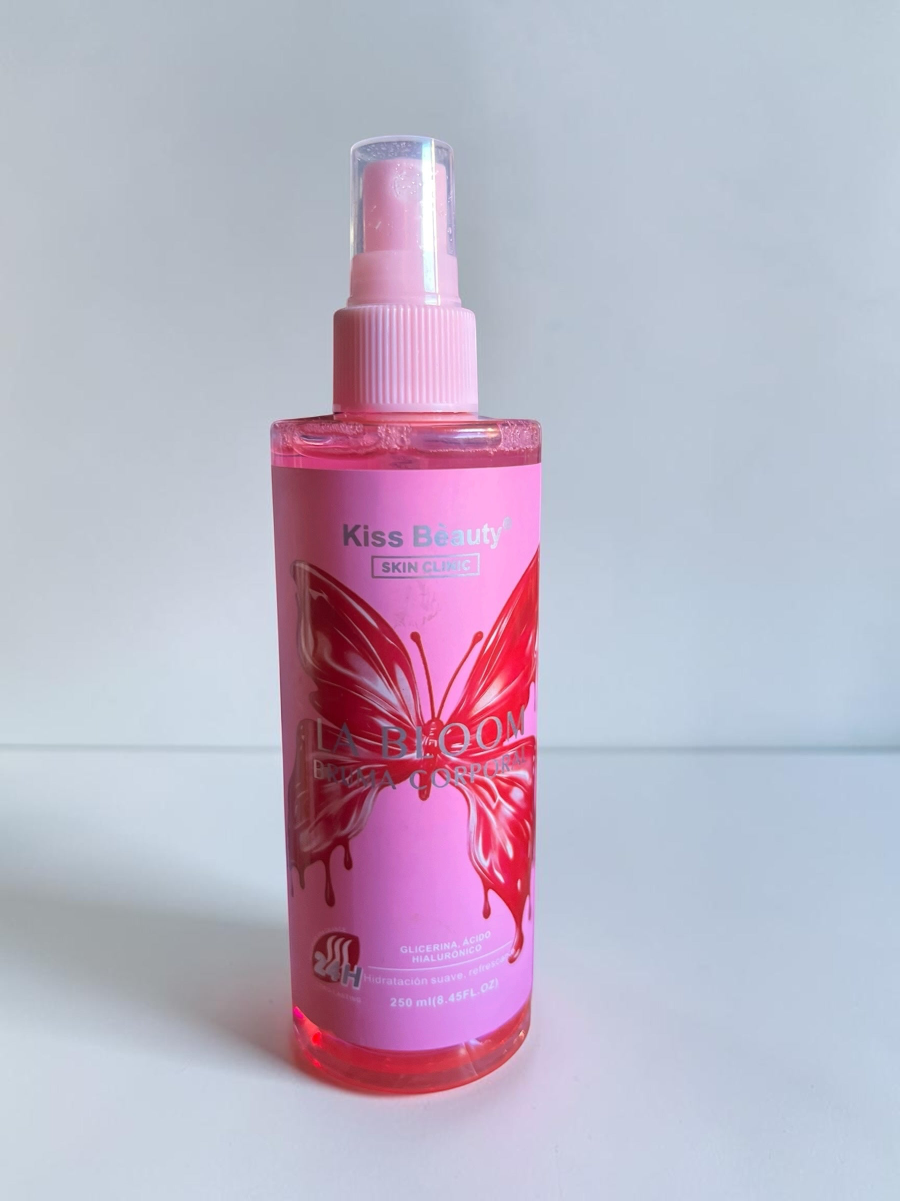 Bruma corporal hidratante Selsebil Kiss Beauty La Bloom en envase rosa con diseño de mariposa roja