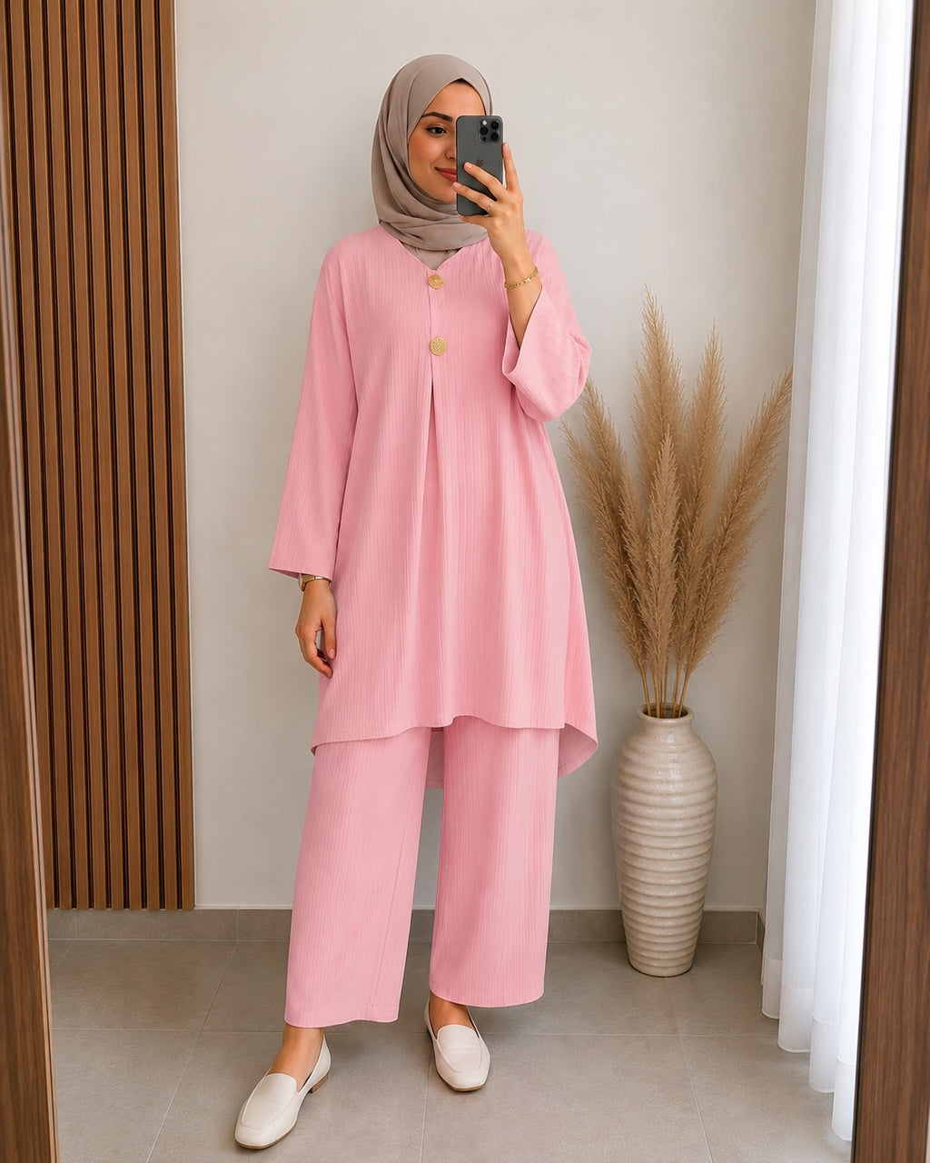 Conjunto Selsebil de dos piezas rosa con túnica plisada de cuello en V, botones decorativos y pantalones anchos.