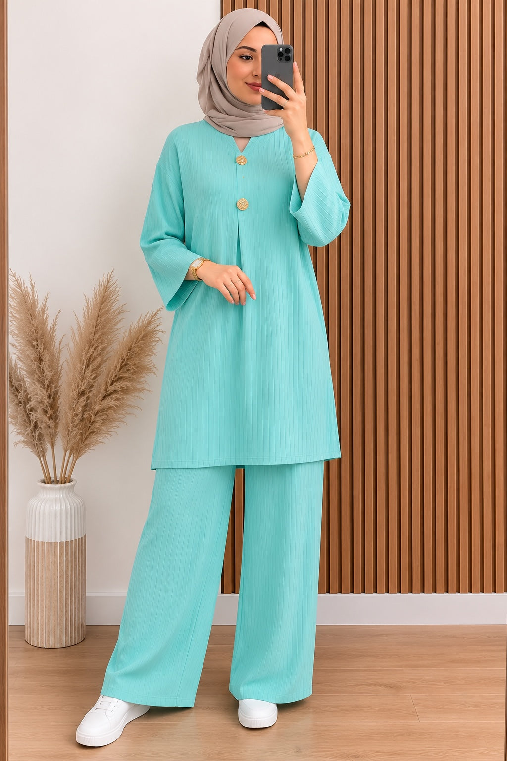 Conjunto Selsebil de dos piezas en color turquesa con túnica plisada de cuello en V y pantalones de pernera ancha