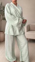 Conjunto de pijama Selsebil de dos piezas con estampado de rayas verde menta y blanco, estilo kimono y pantalón ancho.