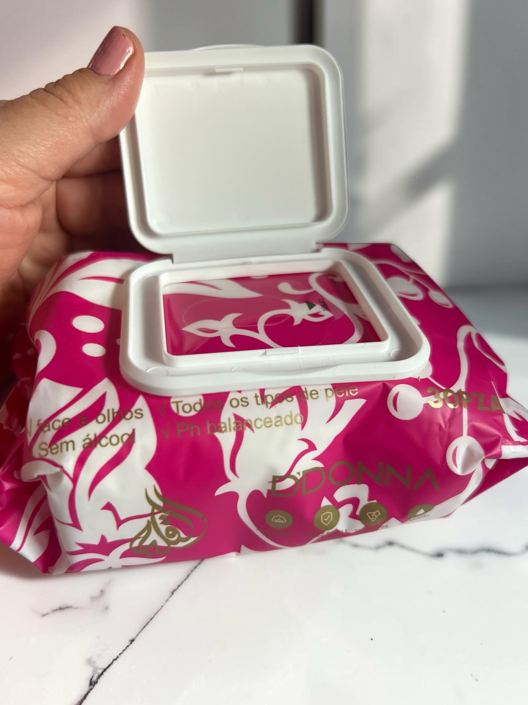 Paquete de toallitas desmaquillantes Selsebil DDONNA con tapa rígida, diseño rosa y blanco para limpieza facial.