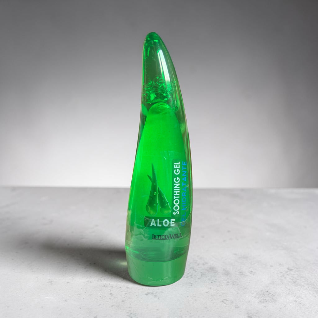 Gel hidratante de aloe vera Selsebil en envase ergonómico verde transparente para el cuidado corporal diario