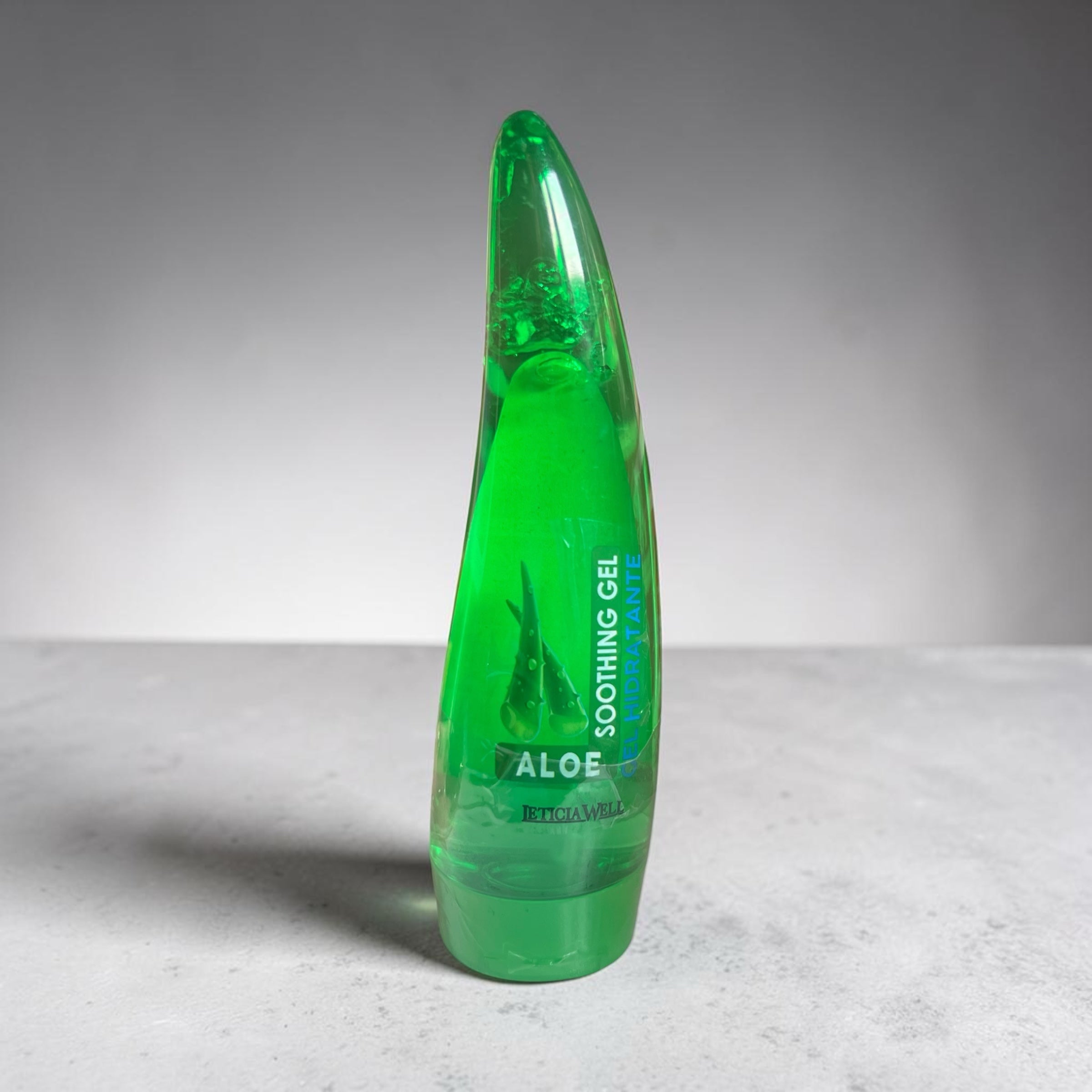 Gel hidratante de aloe vera Selsebil en envase ergonómico verde transparente para el cuidado corporal diario