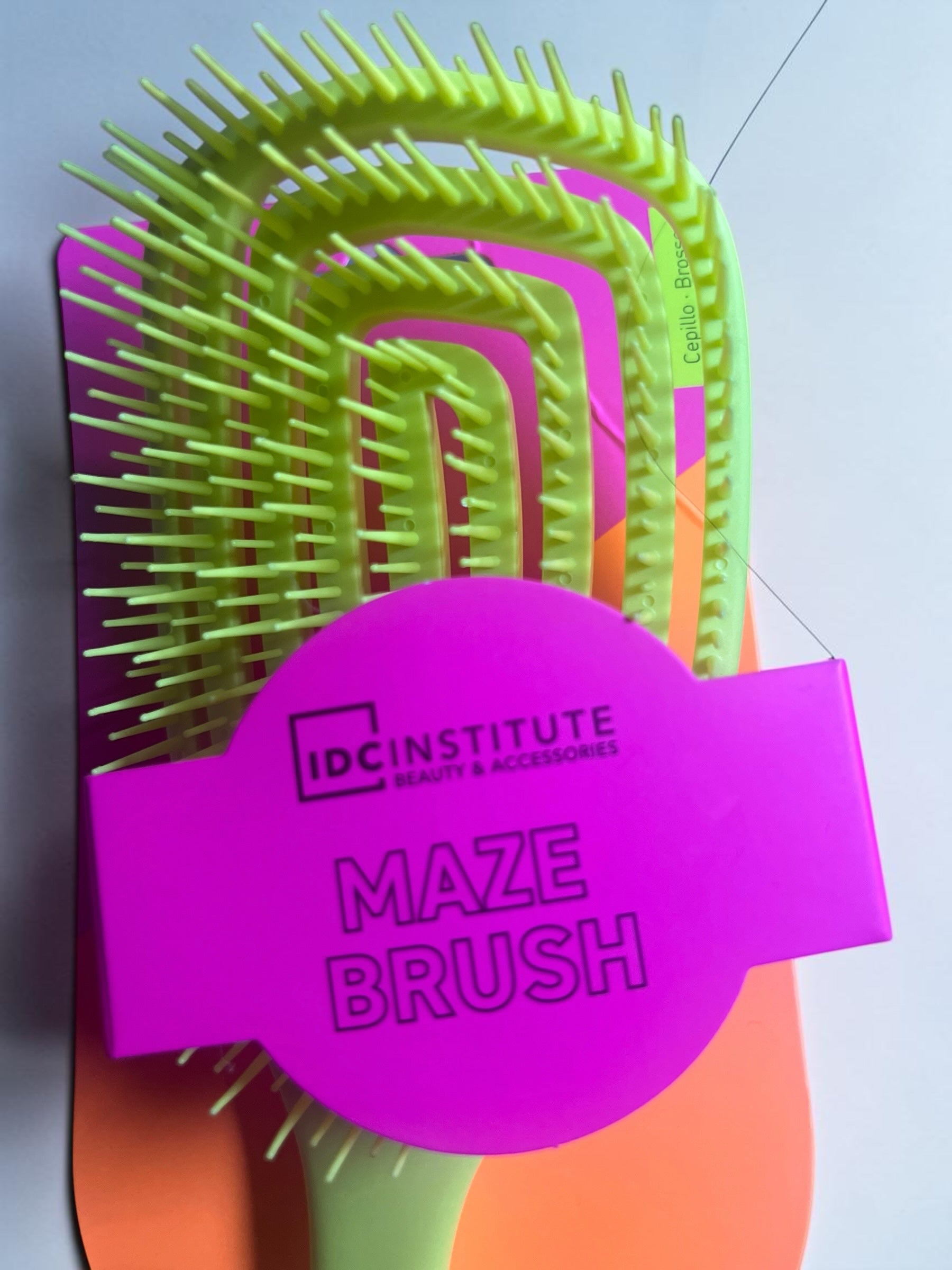 Cepillo desenredante Selsebil IDC Institute Maze Brush de color verde neón con diseño ergonómico y flexible