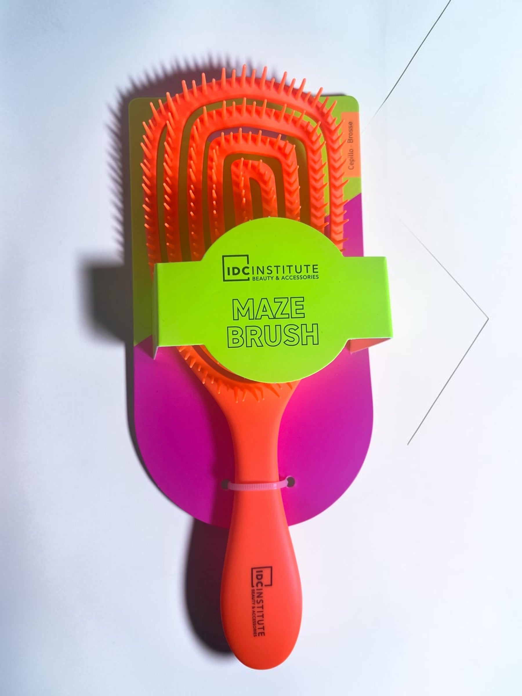 Cepillo desenredante Selsebil IDC Institute Maze Brush de color naranja neón con diseño flexible y ergonómico