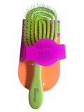 Cepillo desenredante Selsebil IDC Institute Maze Brush de color verde neón con diseño flexible y ergonómico.