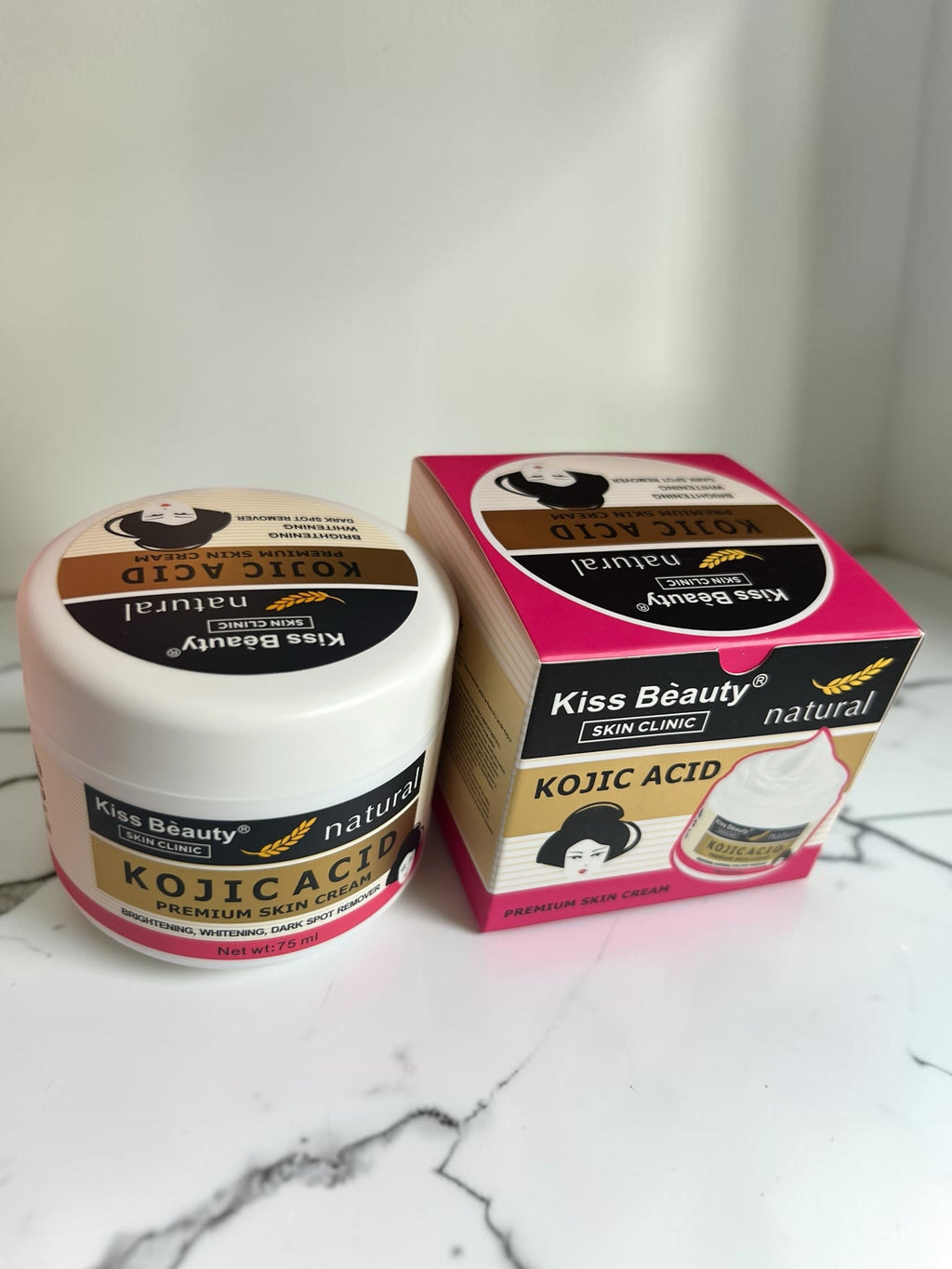 Crema facial aclaradora Selsebil Kiss Beauty con ácido kójico en tarro de 75 ml y caja, ideal para manchas y tono uniforme