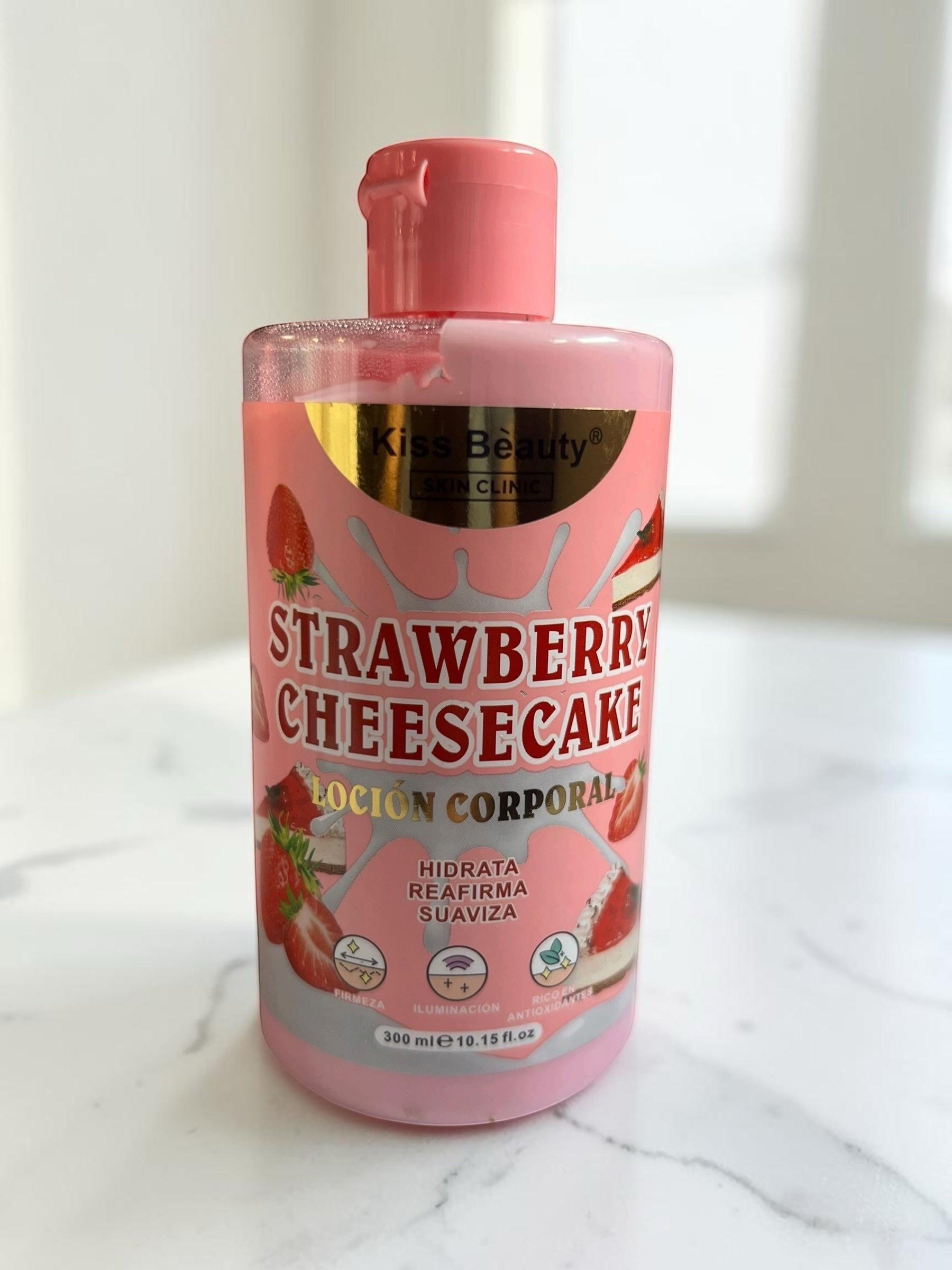 Loción corporal Selsebil Kiss Beauty Strawberry Cheesecake en envase rosa de 300ml para hidratar y reafirmar la piel