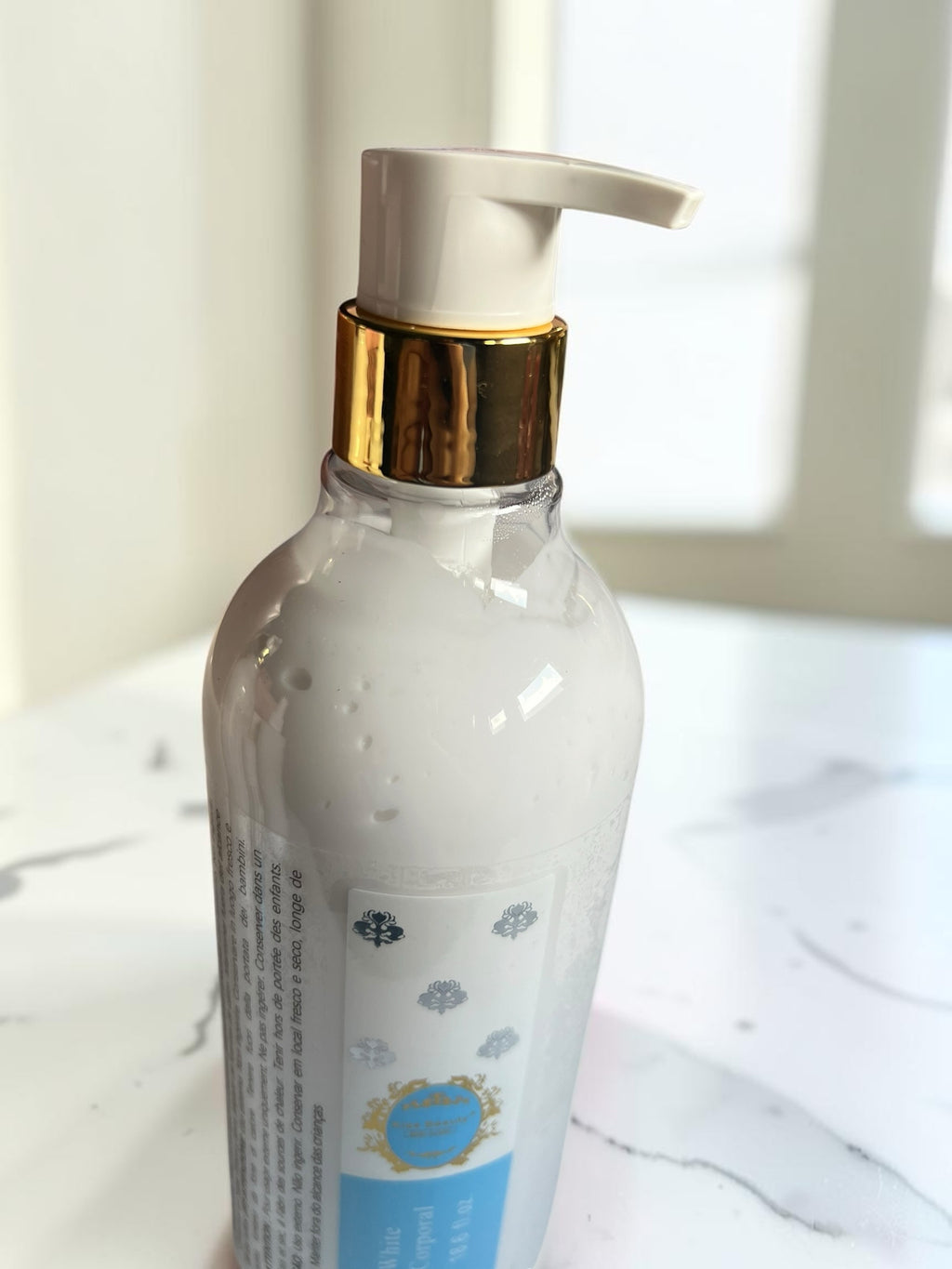 Loción corporal hidratante Selsebil Kiss Beauty con proteína de leche y miel en envase con dosificador dorado