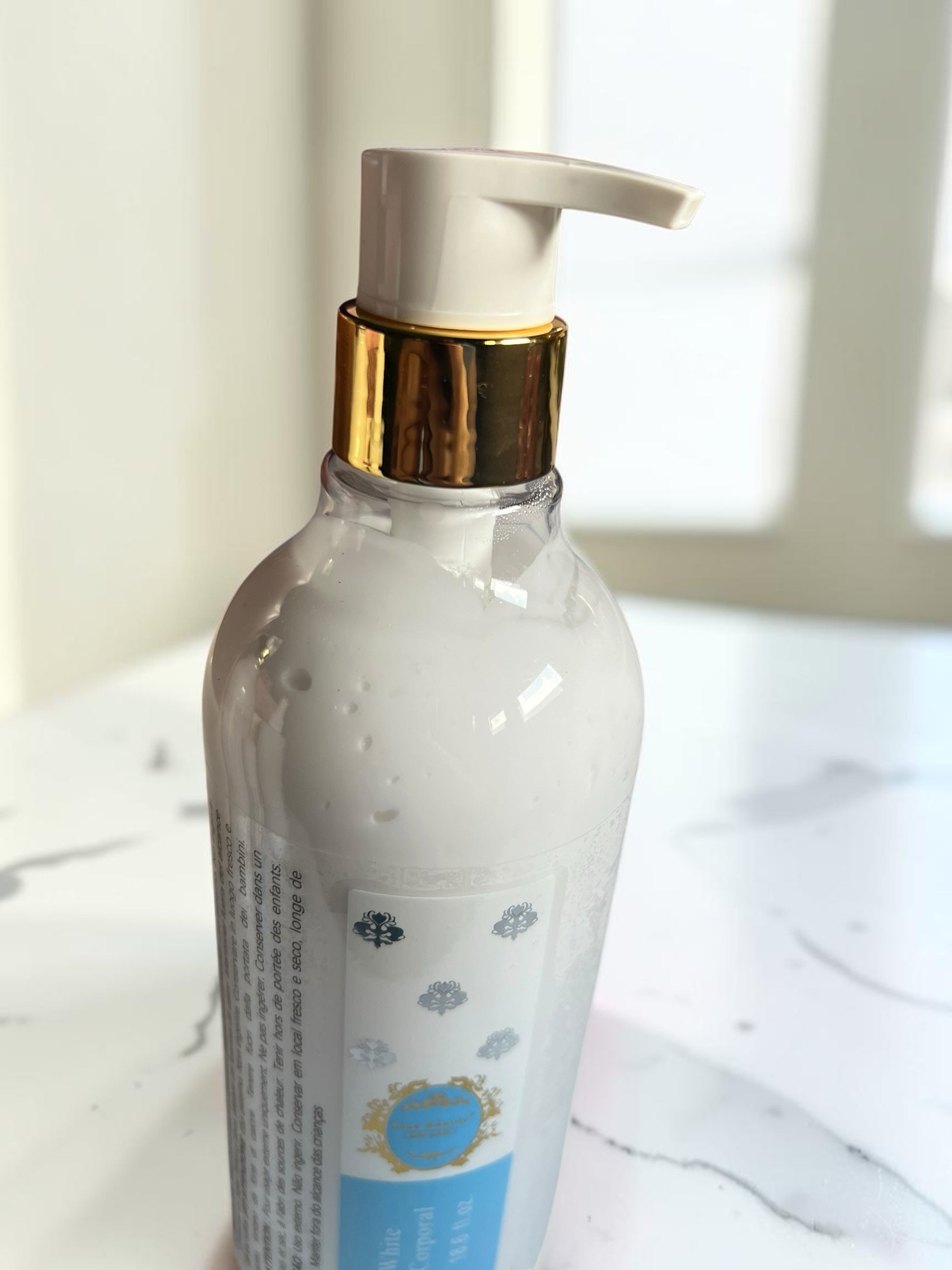 Loción corporal hidratante Selsebil Kiss Beauty con proteína de leche y miel en envase con dosificador dorado