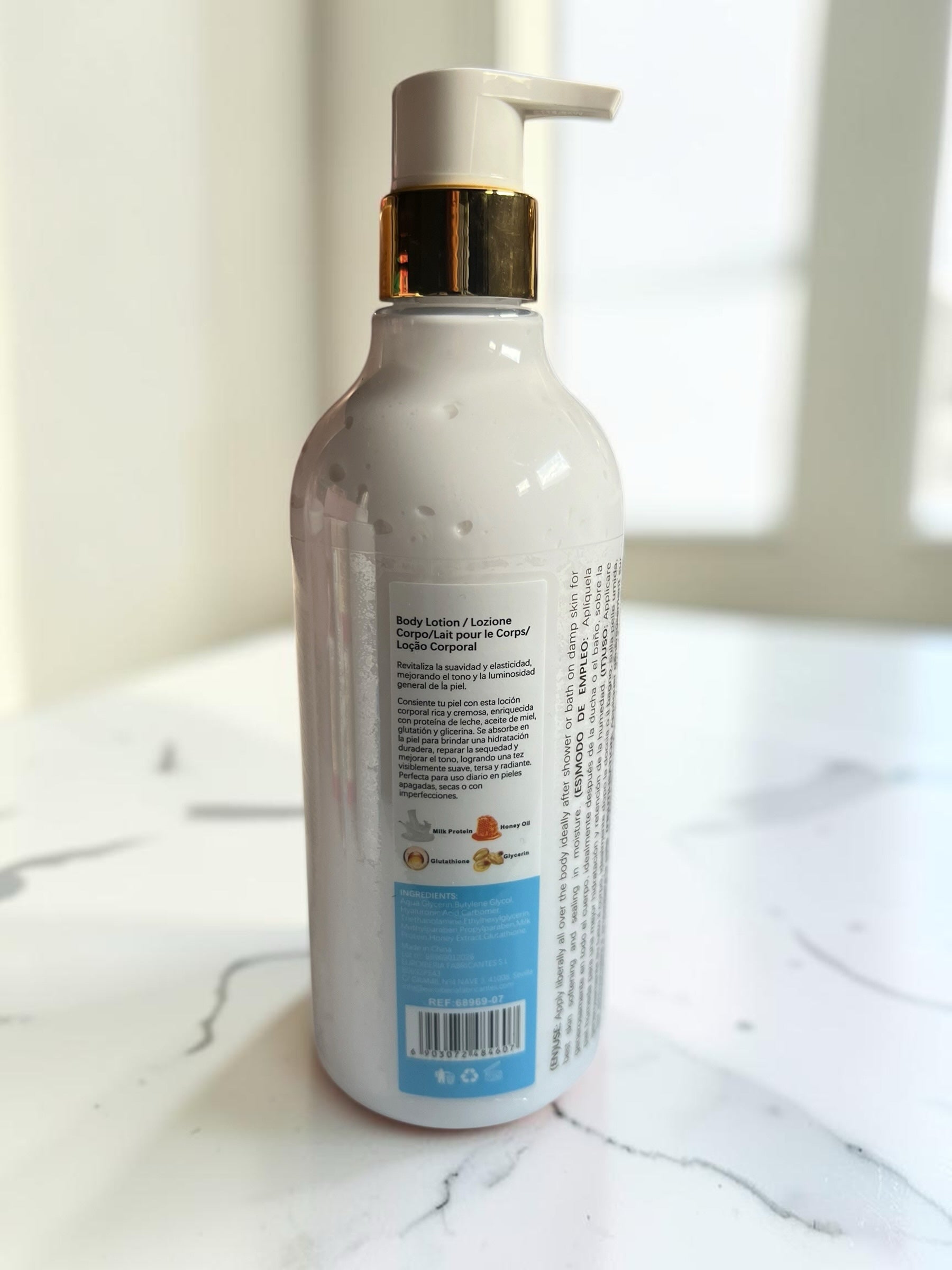 Loción corporal hidratante Selsebil Kiss Beauty con proteína de leche y miel en envase con dosificador dorado