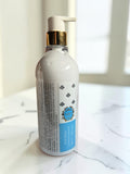 Loción corporal hidratante Selsebil Kiss Beauty Milk White con dosificador en envase de 550 ml sobre superficie blanca
