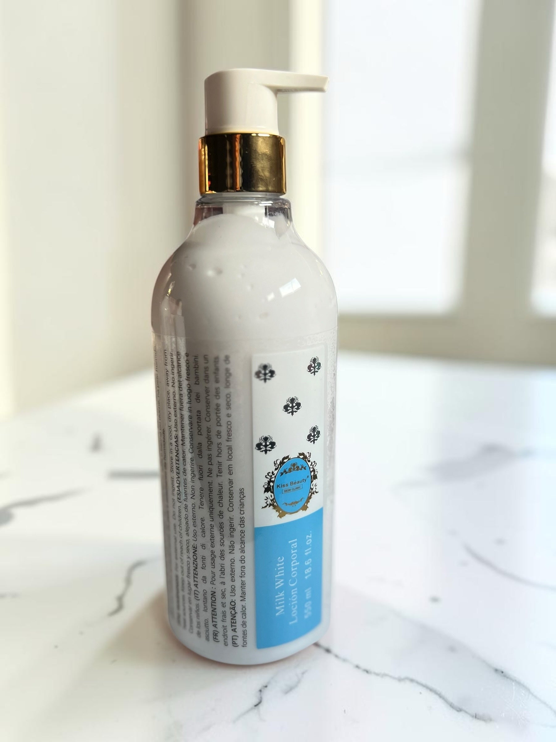 Loción corporal hidratante Selsebil Kiss Beauty Milk White con dosificador en envase de 550 ml sobre superficie blanca
