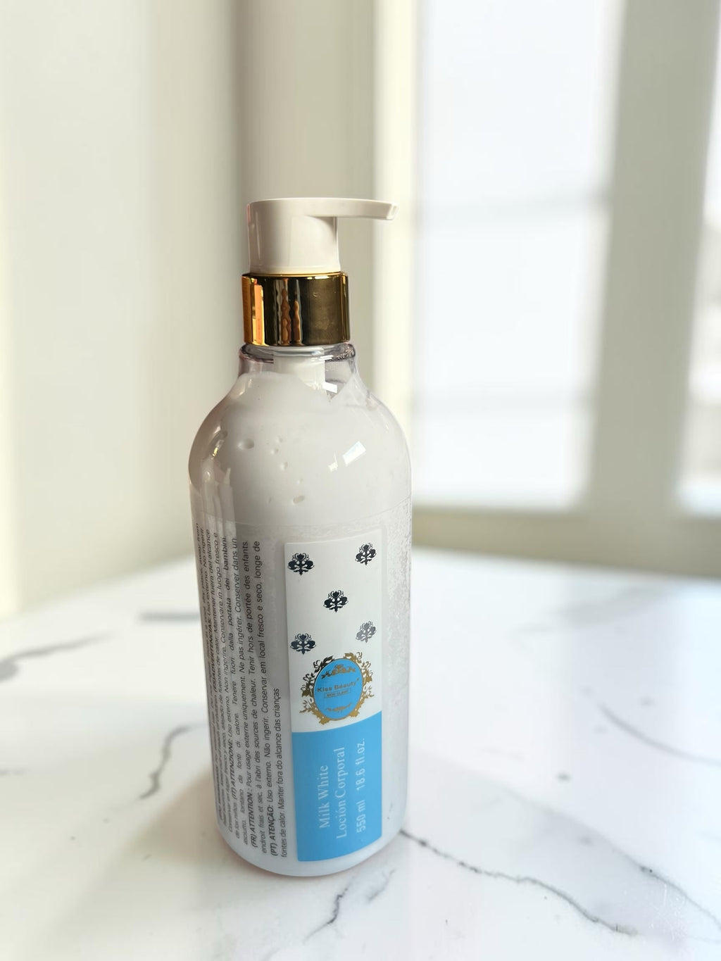Loción corporal hidratante Milk White de Selsebil con proteína de leche y miel en envase de 550ml con dosificador