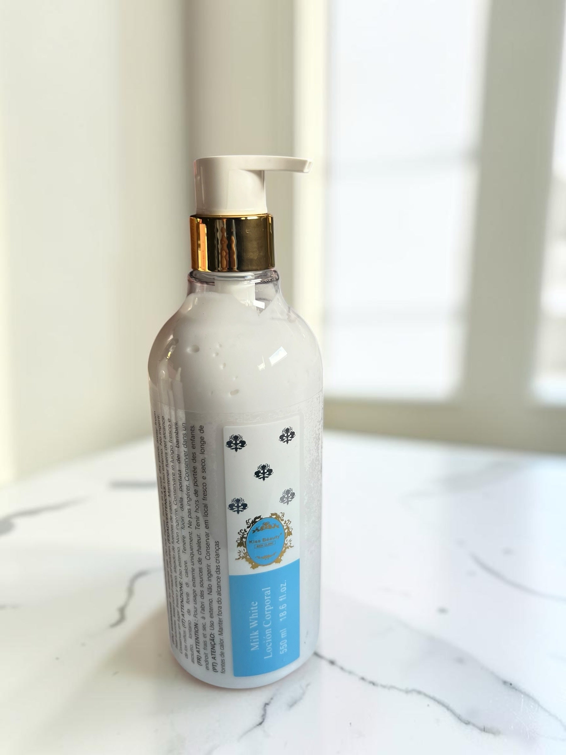 Loción corporal hidratante Milk White de Selsebil con proteína de leche y miel en envase de 550ml con dosificador