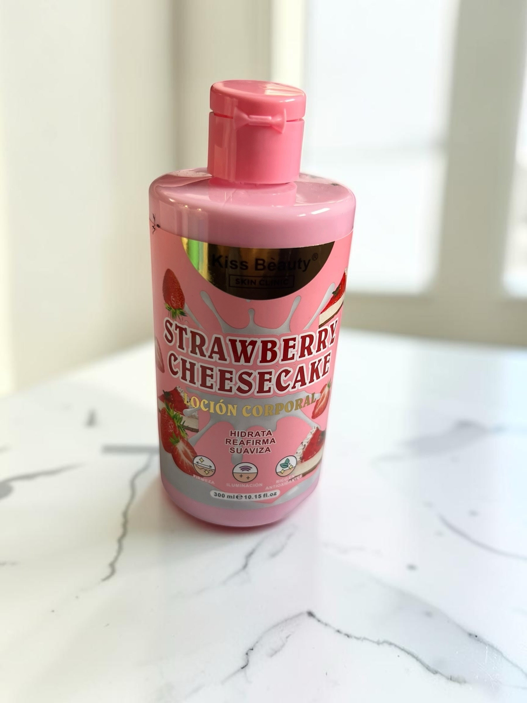 Loción corporal Selsebil Kiss Beauty Strawberry Cheesecake en envase rosa de 300ml para hidratar y reafirmar la piel
