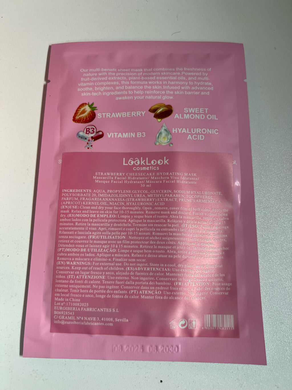 Mascarilla facial hidratante Selsebil con extracto de fresa, almendras, vitamina B3 y ácido hialurónico en sobre rosa.