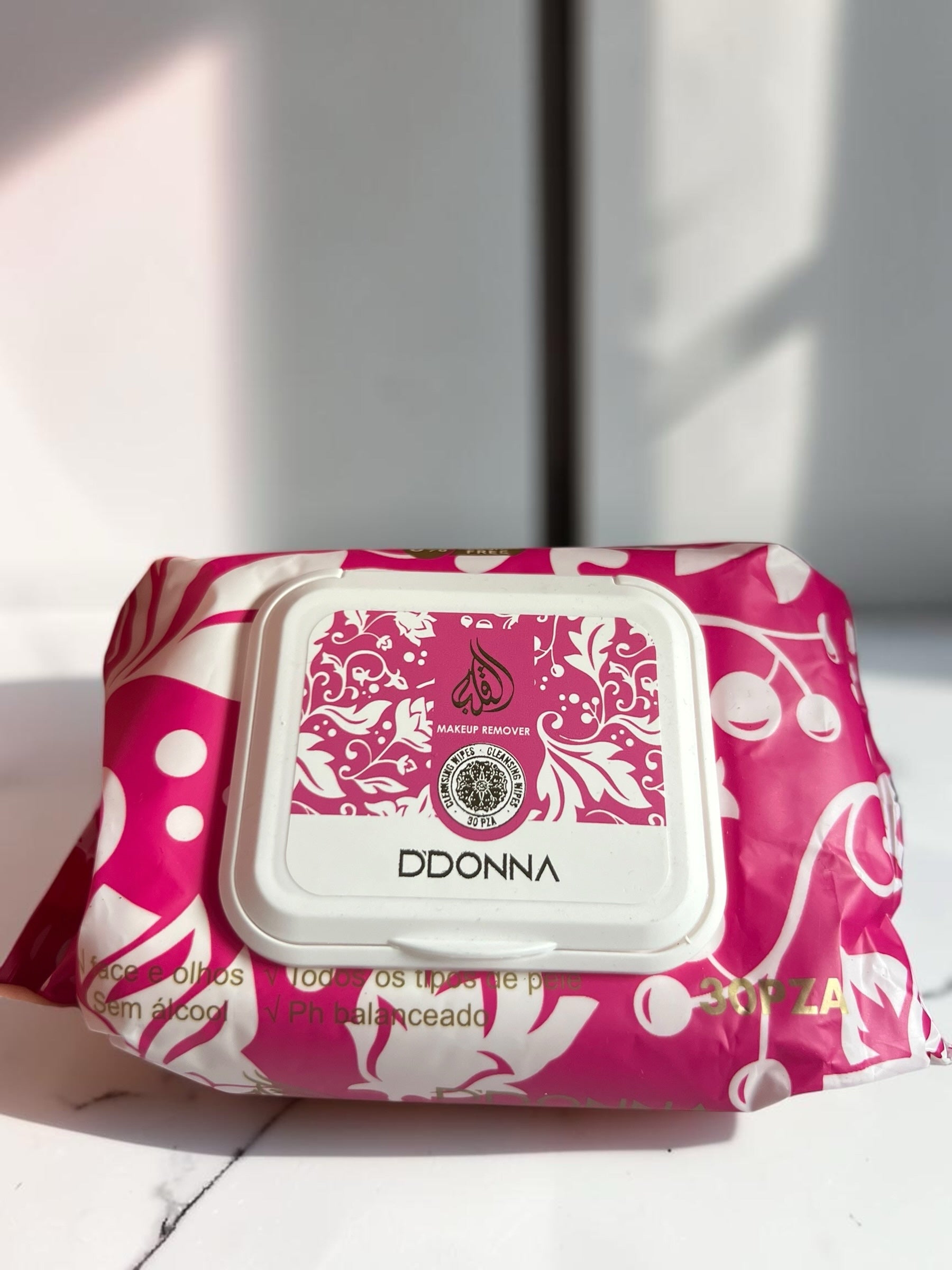 Paquete de 30 toallitas desmaquillantes Selsebil DDONNA con diseño floral rosa y tapa rígida para limpieza facial
